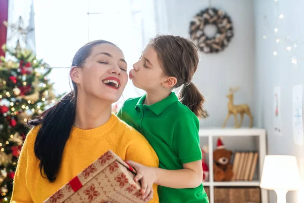 Frohe Weihnachten Und Frohe Feiertage Fröhliche Mutter Und Ihre Süße — Stockfoto