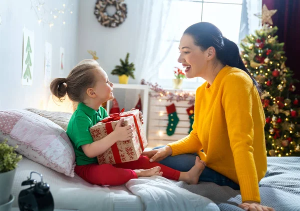 Feliz Navidad Felices Fiestas Alegre Mamá Dando Regalo Linda Hija — Foto de Stock