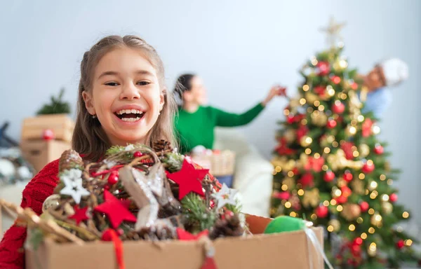 圣诞快乐 假期愉快 母亲和孩子在房间里装饰这棵树 爱家庭室内 — 图库照片