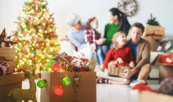 Feliz Natal Boas Festas Avó Mãe Pai Filhos Decoram Árvore — Fotografia de Stock