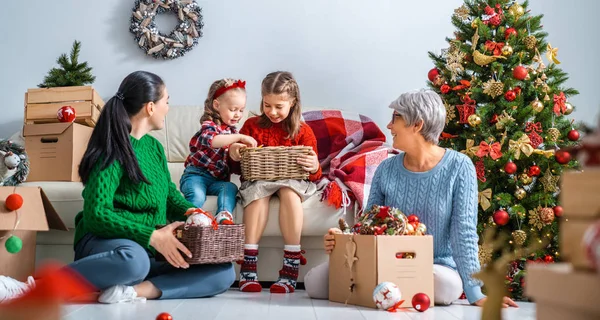 Feliz Navidad Felices Fiestas Abuela Madre Padre Hijos Decoran Árbol — Foto de Stock