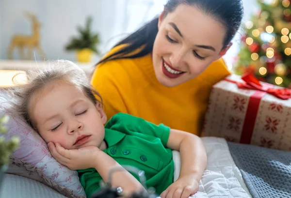 Merry Christmas Happy Holidays Cheerful Mom Preparing Gift Her Cute — Stock Photo, Image