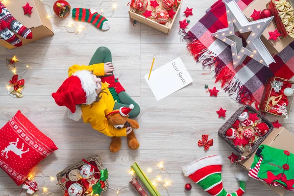 Feliz Natal Menina Bonito Escrevendo Carta Para Papai Noel — Fotografia de Stock