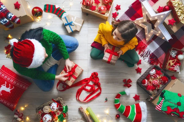 Família Feliz Preparando Para Natal Mãe Sua Filha Decorando Casa — Fotografia de Stock