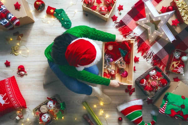 Mulher Feliz Preparando Para Natal Menina Decoração Casa Para Férias — Fotografia de Stock