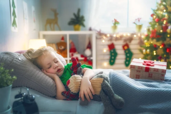 Feliz Navidad Feliz Fiesta Linda Niña Durmiendo Cama Cerca Del — Foto de Stock