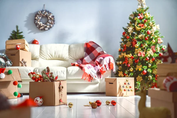 圣诞快乐 节日快乐 漂亮的客厅里为圣诞节装饰 — 图库照片