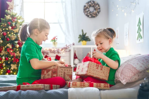 Счастливого Рождества Рождества Веселые Милые Девочки Открывают Подарки Кровати Дети — стоковое фото