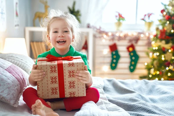 Bayramlar Sevimli Küçük Çocuk Noel Ağacının Yanında Mevcut Açılış Gülüyor — Stok fotoğraf