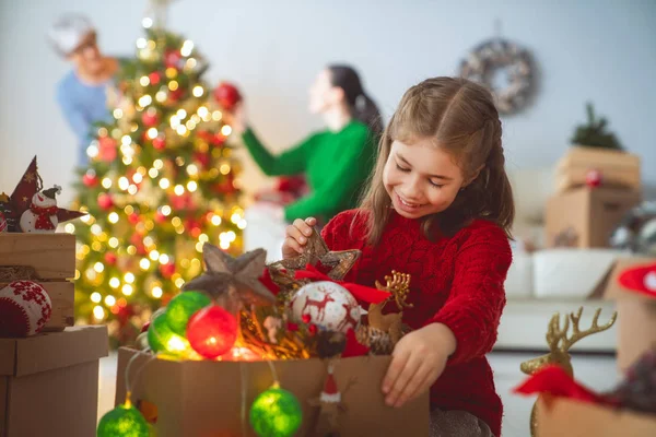 Feliz Navidad Felices Fiestas Abuela Madre Hijo Decorando Árbol Habitación —  Fotos de Stock