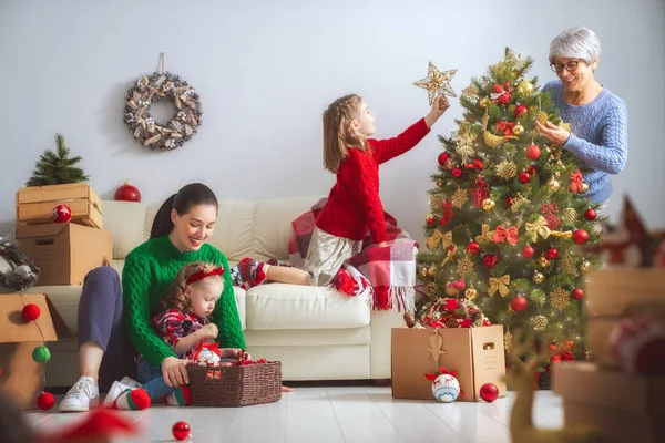 Різдвом Різдвом Христовим Бабуся Мати Дитина Прикрашають Дерево Кімнаті Любляча — стокове фото