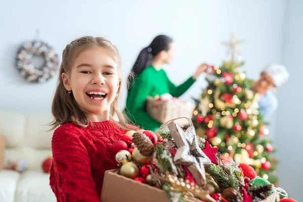 Feliz Natal Boas Festas Avó Mãe Filho Decorando Árvore Quarto — Fotografia de Stock