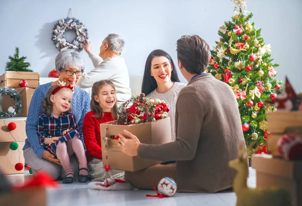 メリー クリスマスとハッピー ホリデー 祖父母 子供部屋にツリーを飾る 愛情のある家族の室内 — ストック写真