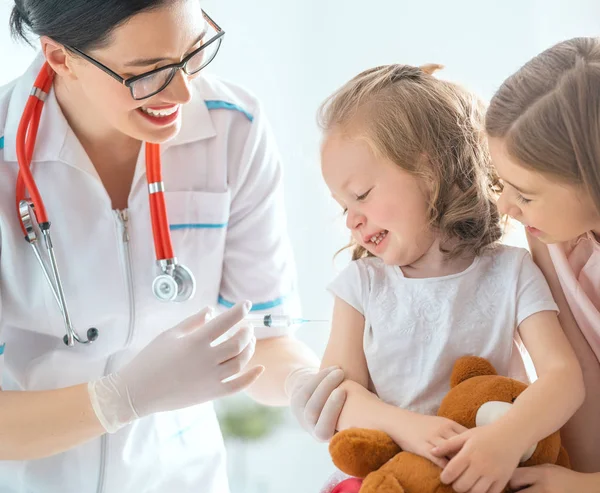 Médico Que Hace Una Vacunación Niño —  Fotos de Stock