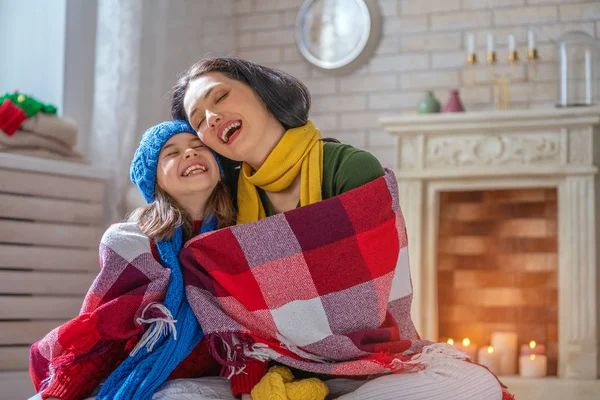 Χειμώνα Πορτρέτο Της Ευτυχισμένη Αγάπη Οικογένεια Φορώντας Πλεκτό Πουλόβερ Μητέρα — Φωτογραφία Αρχείου