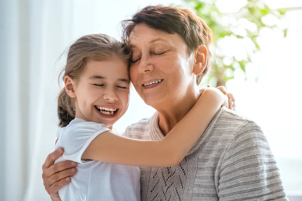 Ein Nettes Mädchen Und Ihre Großmutter Genießen Den Sonnigen Morgen — Stockfoto