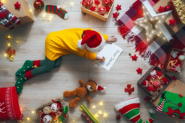 メリークリスマス かわいい子女の子サンタ クロースに手紙を書く — ストック写真