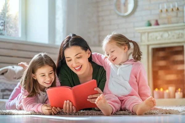 Winterporträt Einer Glücklich Liebenden Familie Hübsche Junge Mutter Liest Ihren — Stockfoto