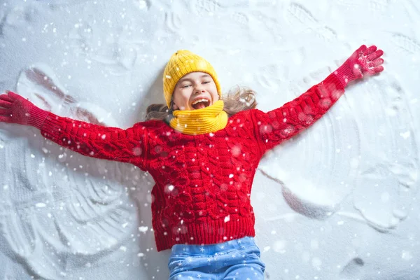 自然の中で冬の散歩で遊んで幸せな子供の女の子 雪の天使を作る子供 — ストック写真