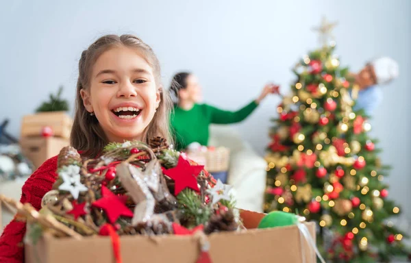 Feliz Natal Boas Festas Avó Mãe Filho Decorando Árvore Quarto Imagem De Stock