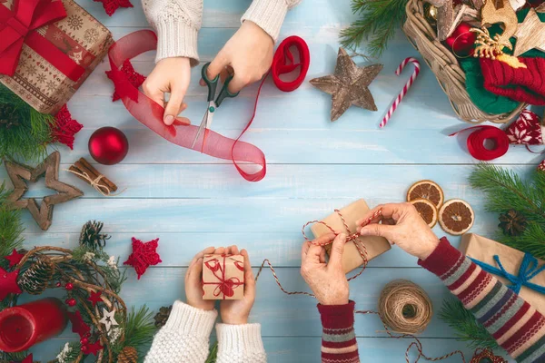 Mutlu Noeller Mutlu Tatiller Büyükanne Anne Kızı Hediyeler Hazırlayın Baubles — Stok fotoğraf