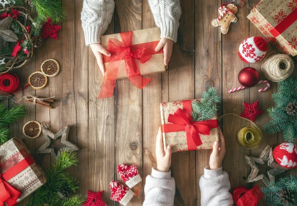 Buon Natale Buone Feste Bambino Con Dei Regali Baubles Regali — Foto Stock