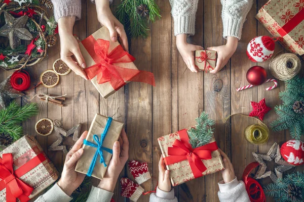 Feliz Natal Boas Festas Uma Mãe Pai Suas Filhas Preparando — Fotografia de Stock