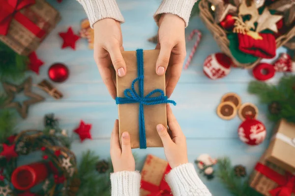 Feliz Navidad Felices Fiestas Una Madre Una Hija Preparando Regalos — Foto de Stock