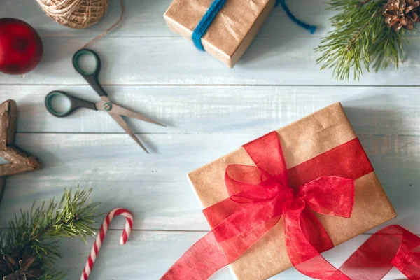 圣诞快乐 节日快乐 有装饰品和礼品盒的小包放在木制桌子上 顶部视图 圣诞节的传统 为您的文字留出空间 — 图库照片