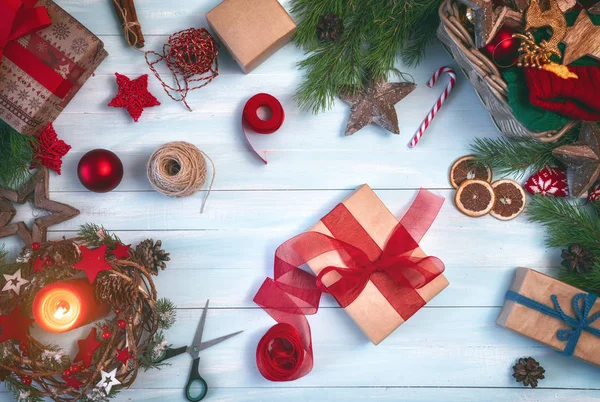 Feliz Natal Boas Festas Baubles Com Ornamentos Caixas Presente Mesa — Fotografia de Stock