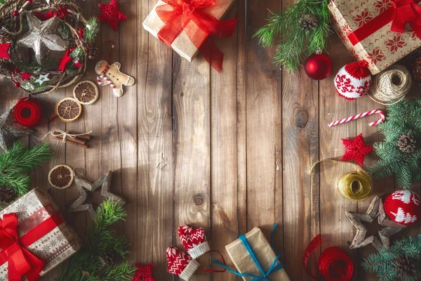 Feliz Navidad Felices Fiestas Baldosas Con Adornos Cajas Regalo Escritorio — Foto de Stock