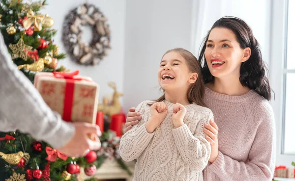 Feliz Navidad Felices Fiestas Mamá Papá Hijo Intercambian Regalos Los —  Fotos de Stock