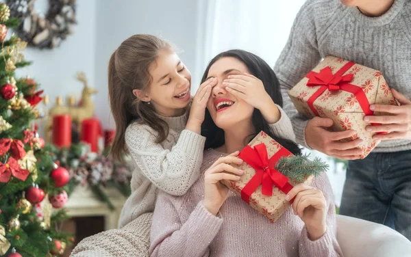 Frohe Weihnachten Und Frohe Feiertage Mama Papa Und Kind Tauschen — Stockfoto