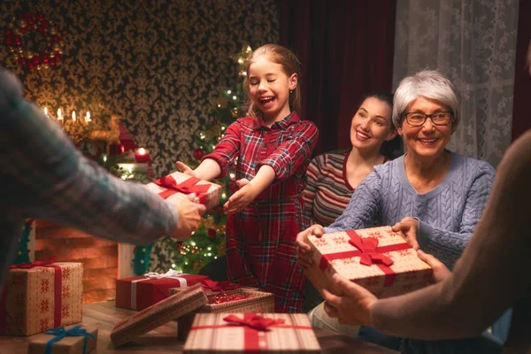 Feliz Navidad Felices Fiestas Abuela Abuelo Mamá Papá Hijo Intercambian — Foto de Stock