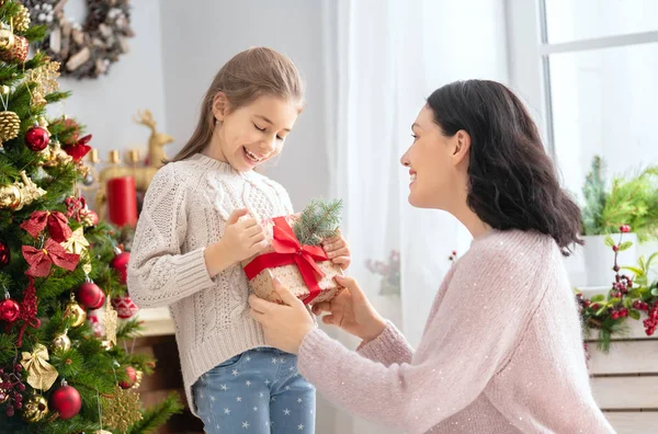 Feliz Navidad Felices Fiestas Alegre Mamá Linda Hija Intercambio Regalos — Foto de Stock