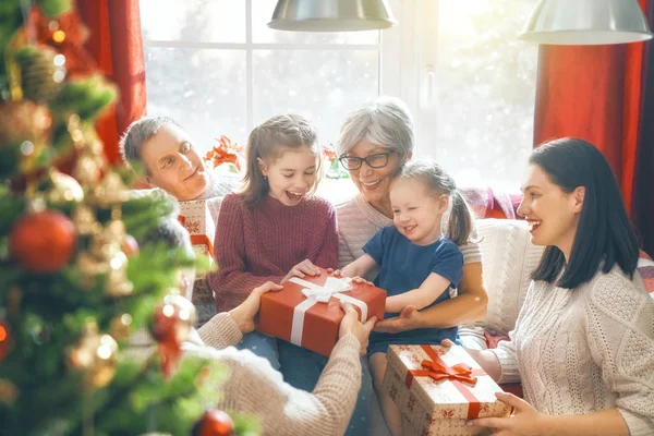圣诞快乐 假期愉快 爸爸和孩子交换礼物 父母和女儿在树屋附近玩耍 充满爱心的家庭与礼物在房间里 — 图库照片