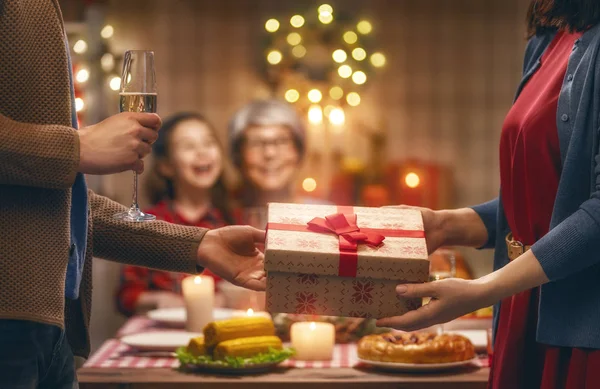 メリークリスマス 幸せな家族は家で夕食を食べている ツリーの近くでお祝いの休日と団結 — ストック写真