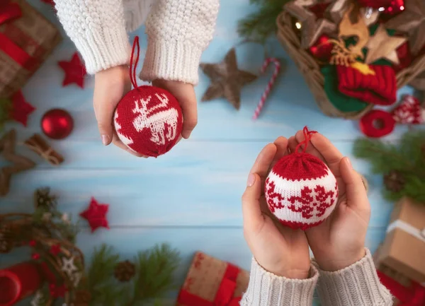 Mutlu Noeller Mutlu Tatiller Anne Kızı Xmas Hediye Hazırlanıyor Baubles — Stok fotoğraf