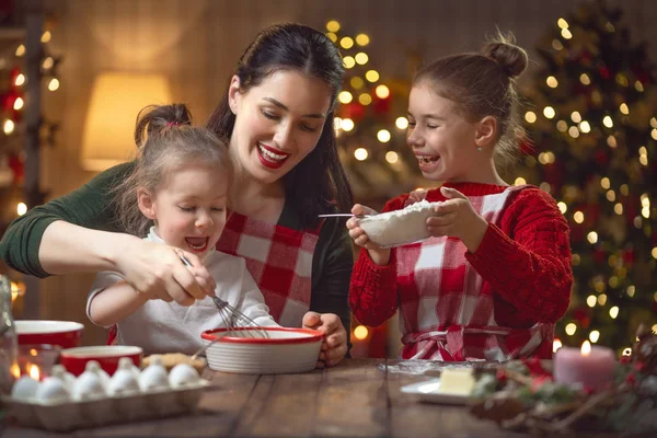 Mutlu Noeller Mutlu Tatiller Aile Hazırlığı Bayram Yemeği Anne Kızı — Stok fotoğraf