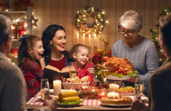 Frohe Weihnachten Glückliche Familien Essen Hause Abend Feiertag Und Zweisamkeit — Stockfoto