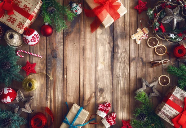 Feliz Natal Boas Festas Baubles Com Ornamentos Caixas Presente Mesa — Fotografia de Stock