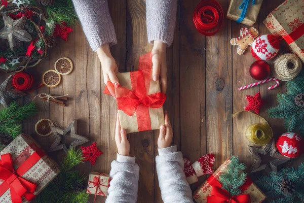 圣诞快乐 节日快乐 一个母亲和女儿在准备礼物包 糖果和装饰品顶部视图 圣诞节家庭传统 — 图库照片