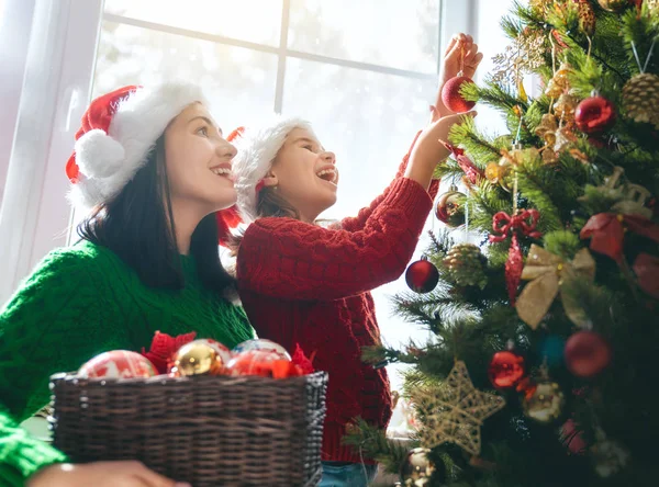 Feliz Navidad Felices Fiestas Mamá Hija Decoran Árbol Navidad Interior — Foto de Stock