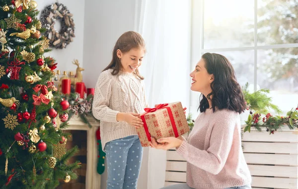 Feliz Navidad Felices Fiestas Alegre Mamá Linda Hija Intercambio Regalos —  Fotos de Stock