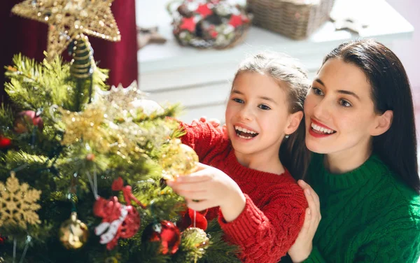 Feliz Navidad Felices Fiestas Mamá Hija Decoran Árbol Navidad Interior — Foto de Stock