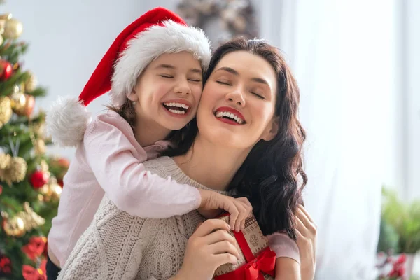 Feliz Navidad Felices Fiestas Alegre Mamá Linda Hija Intercambio Regalos — Foto de Stock