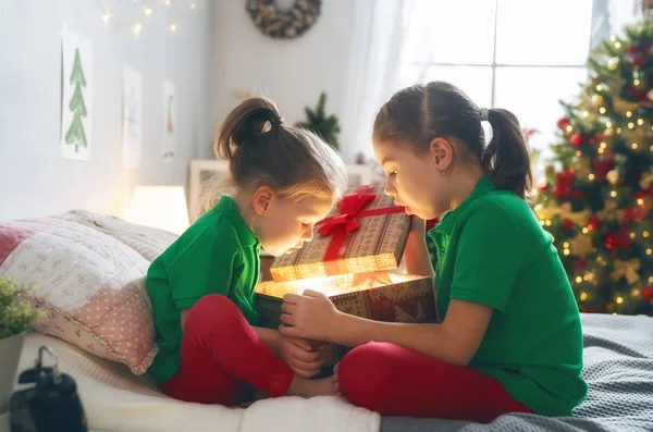 Feliz Natal Boas Festas Alegre Bonito Crianças Meninas Abrindo Presentes — Fotografia de Stock