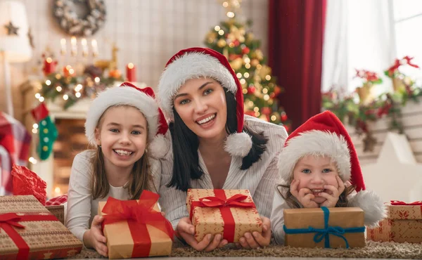 Feliz Navidad Felices Fiestas Alegre Mamá Sus Hijas Lindas Niñas — Foto de Stock