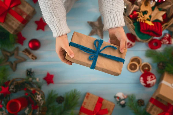 Joyeux Noël Joyeuses Fêtes Enfant Avec Des Cadeaux Baubles Cadeaux — Photo