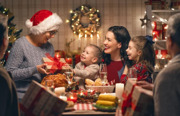 Boldog Karácsonyt Boldog Család Otthon Vacsorázik Ünnepi Nyaralás Összetartás Közelében — Stock Fotó